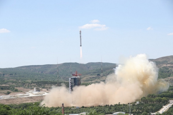 Çin eyni raketlə 41 peyki orbitə çıxardı - YENİ REKORD  