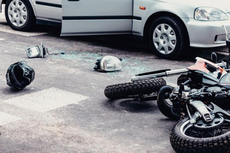 Neftçalada avtomobil motosikletlə toqquşdu, ölənlər var 