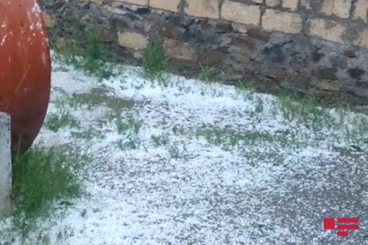Ağdama  3 sm   böyüklüyündə dolu düşüb