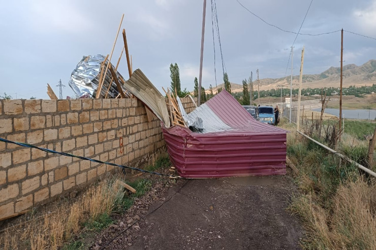 Tovuzda güclü külək  evlərin damını uçurdu   - FOTO 