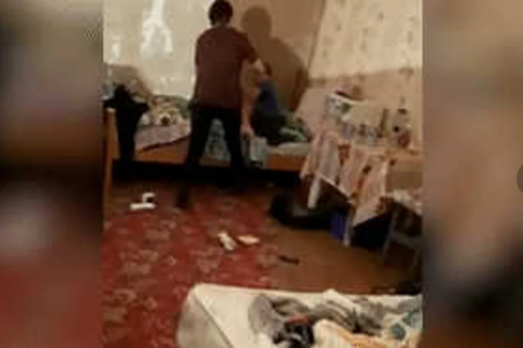 Qonaq ev sahibini  dəyənəklə zorladı,   ölənədək döydü