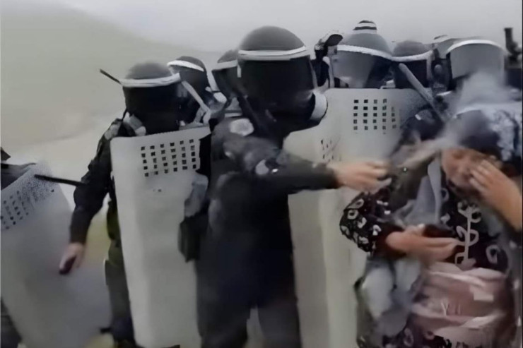 Qadına gözyaşardıcı qaz sıxan polislə bağlı RƏSMİ AÇIQLAMA 