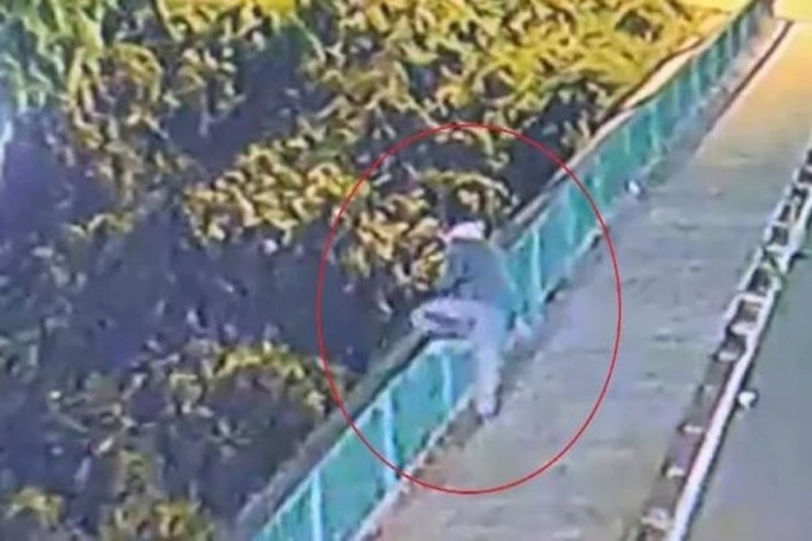 70 yaşlı kişi özünü körpüdən atdı 