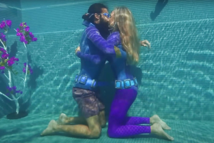 Su altında ən uzun müddətli  öpüşmə:   Ginnesin Rekordlar Kitabına düşdülər
