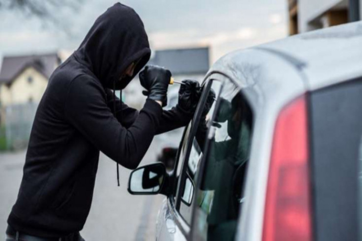 Maşınlardan  qiymətli əşyaları   oğurlayan saxlanıldı