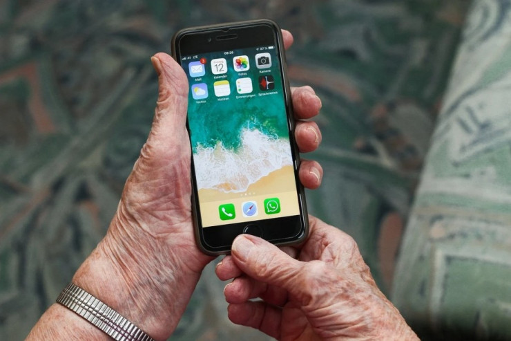 Yaşlılar  üçün ən yaxşı smartfonlar – SİYAHI  