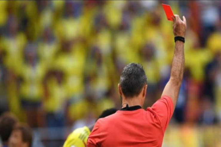 Futbolçular  hakimi öldürmək   istədilər: 36 qırmızı vərəqə göstərdi və qaçdı