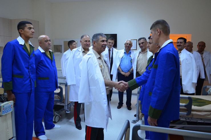 Zakir Həsənov hərbi hospitalı ziyarət edib - VİDEO 