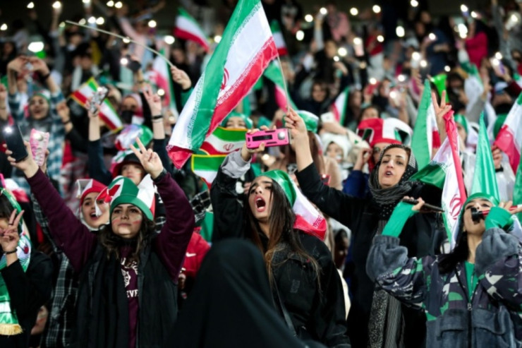 İranda qadınların stadionda futbola baxmasına icazə verildi 