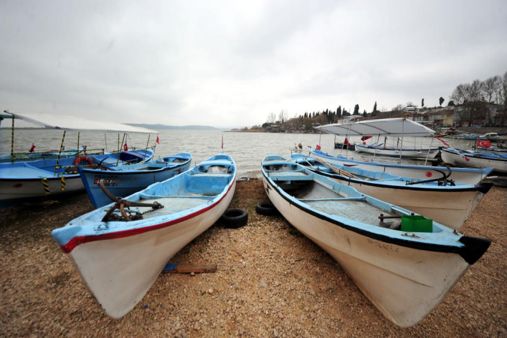Göldə su azaldı, körpü altını parkinqə çevirdilər-FOTO 