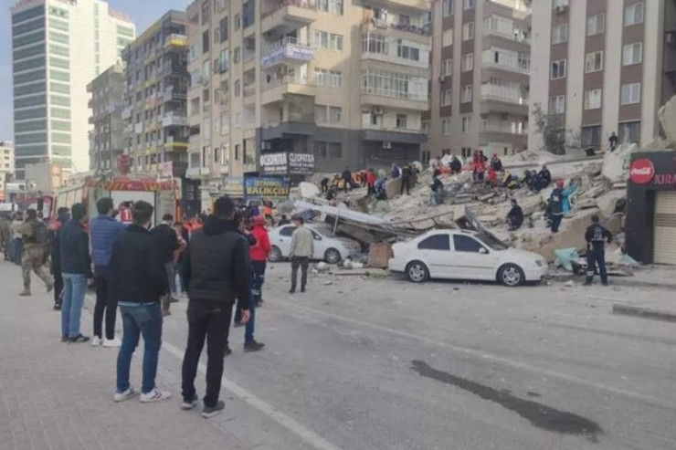 Türkiyədə zədəli bina çökdü, dağıntılar altında qalanlar var -VİDEO 