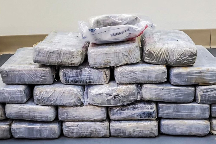 Bir tondan çox kokain olan iki gəmi saxlanıldı