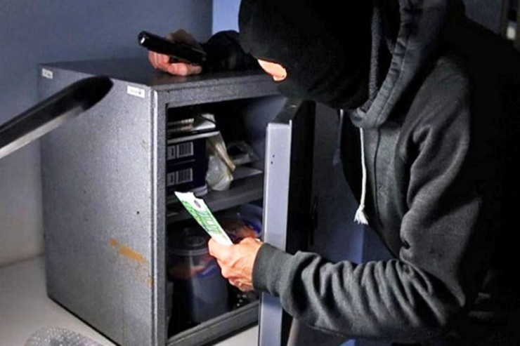 Bakıda marketin seyfindən 11 min manat  oğurlandı