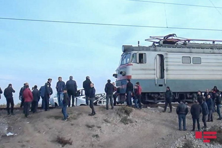 Şəkidə qatar yük maşınını vurdu