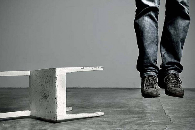 40 yaşlı kişi evdə özünü asdı