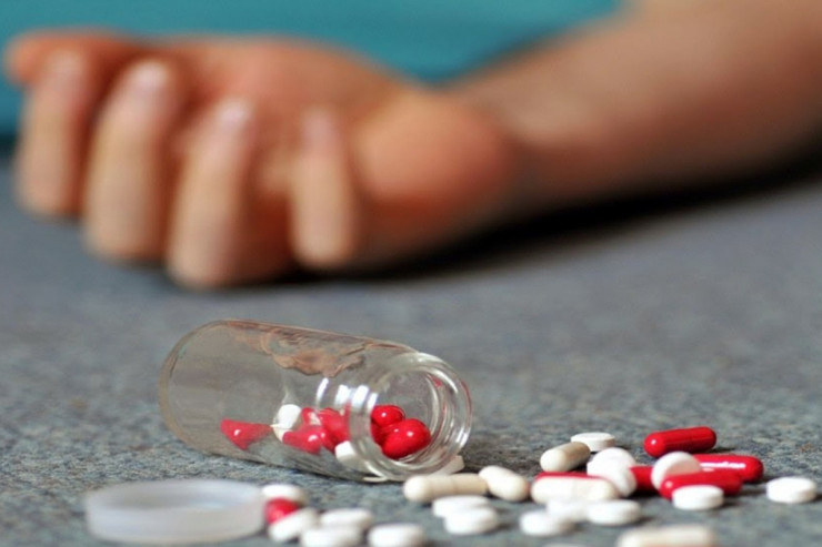 Balakəndə qadın özünü öldürmək üçün siçan dərmanı içdi