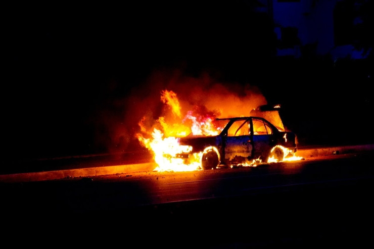 Bakının mərkəzində "Jiquli" yandı