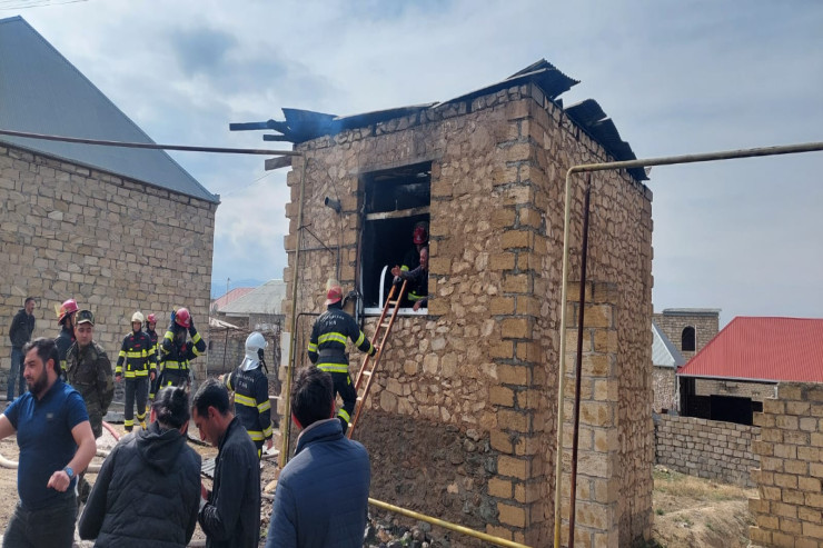 Gəncədə qazinin evi yandı - FOTO 