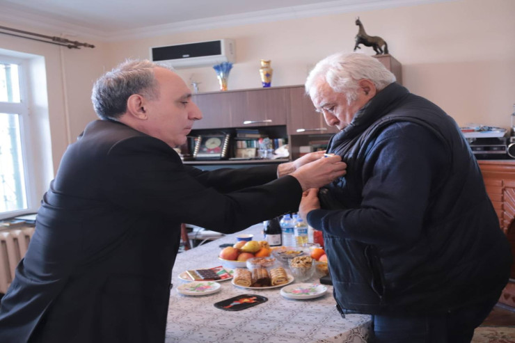 Baş prokuror 85 illik yubileyi ilə əlaqədar İlyas İsmayılovu medalla təltif edib -FOTO 