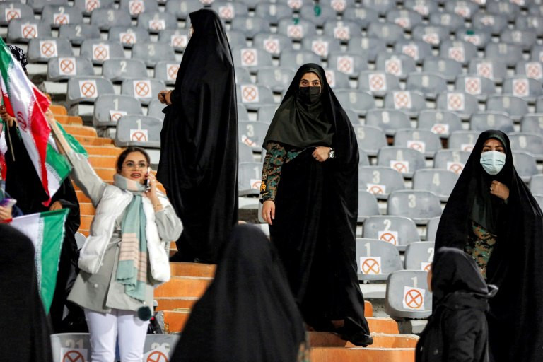 Qadınların İran-Rusiya futbol matçını izləməsinə icazə verildi-FOTO 