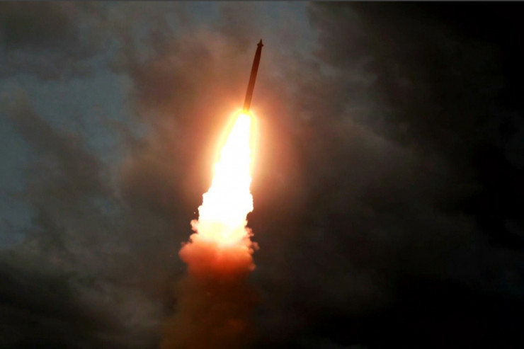 KXDR Yaponiyaya bir neçə ballistik raket atdı