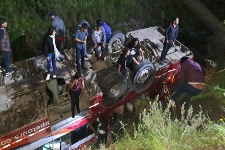 Avtobus dərəyə aşdı, 18 ÖLÜ 