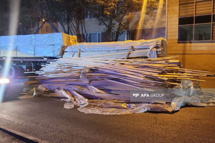 Bakıda “KamAz” aşdı, taxta dağıldı,  yol bağlandı   - FOTO 