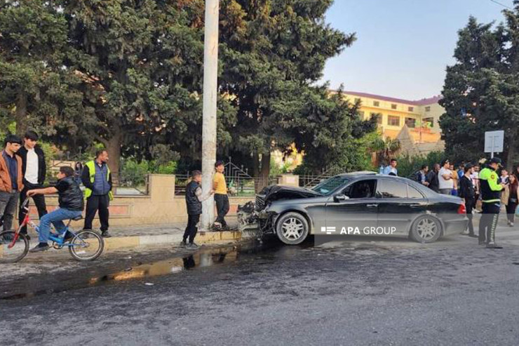 Piyadanı vurmamaq üçün avtomobili elektrik dirəyinə çırpdı-FOTO 