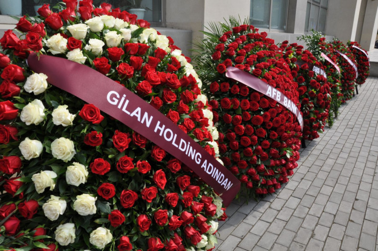 "Gilan Holdinq"in kollektivi Ümummilli Lider Heydər Əliyevin məzarını ziyarət edib