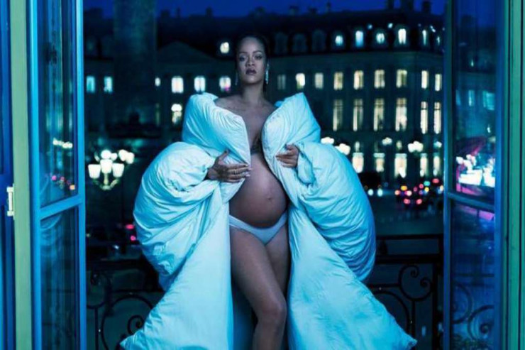 Hamilə Rihanna öz brendinin fotosessiyası üçün  soyundu 