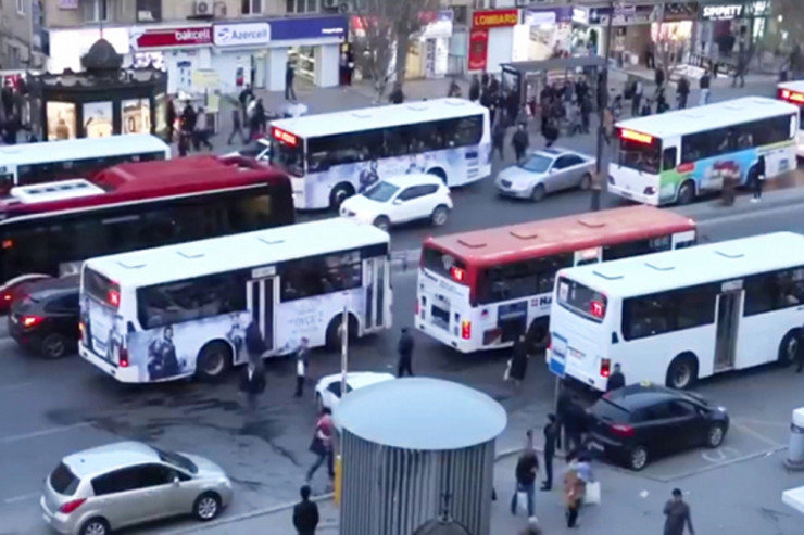 Bakıda 6 yaşlı oğlan səhvən başqa avtobusa minib YOXA ÇIXDI 