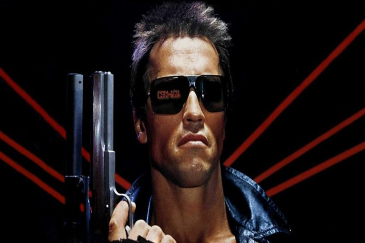 Şvartsenegger “Terminator”un çəkilişlərində  rejissoru hədələməsindən   DANIŞDI
