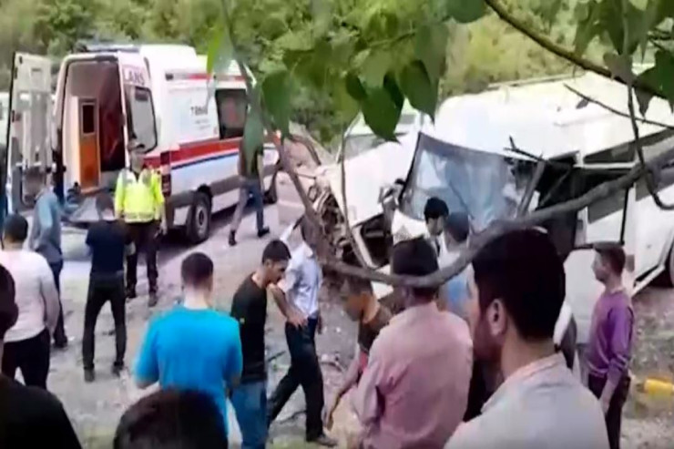 Qəbələdə mikroavtobus QƏZASI:  20 nəfər yaralandı - YENİLƏNİB 