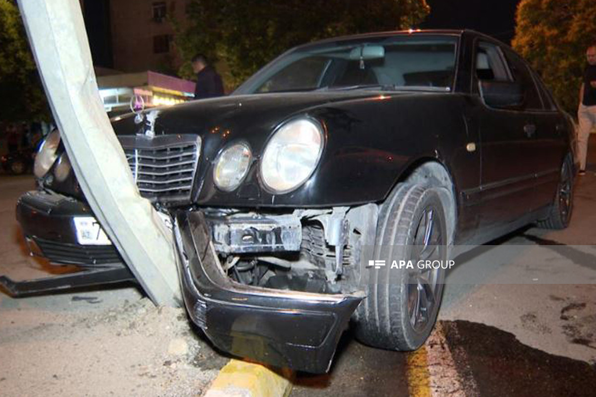“Mercedes” və “Nissan” dairədə toqquşdu, 1 sürücü... -FOTO 