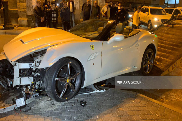 Bakıda "Prius"la "Ferrari" toqquşdu - FOTO  - VİDEO 