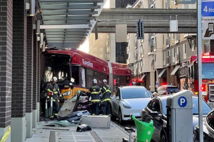 "Metrobus" binaya çırpıldı, ölən və yaralananlar var