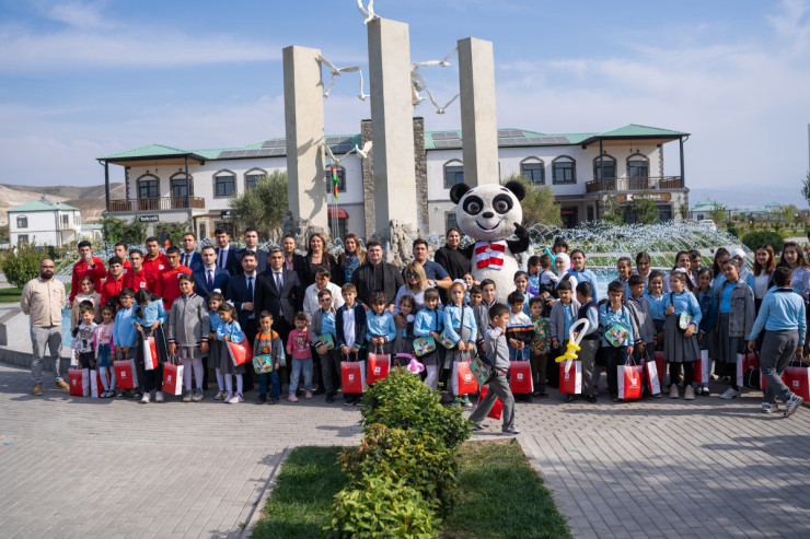 “AL Market” Zəngilanın Ağalı kəndindəki məktəbliləri Zəfər Günü münasibətilə təbrik edib