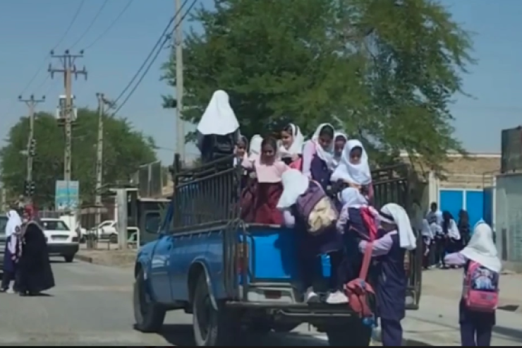 İranda qızlar məktəbə belə gedir  