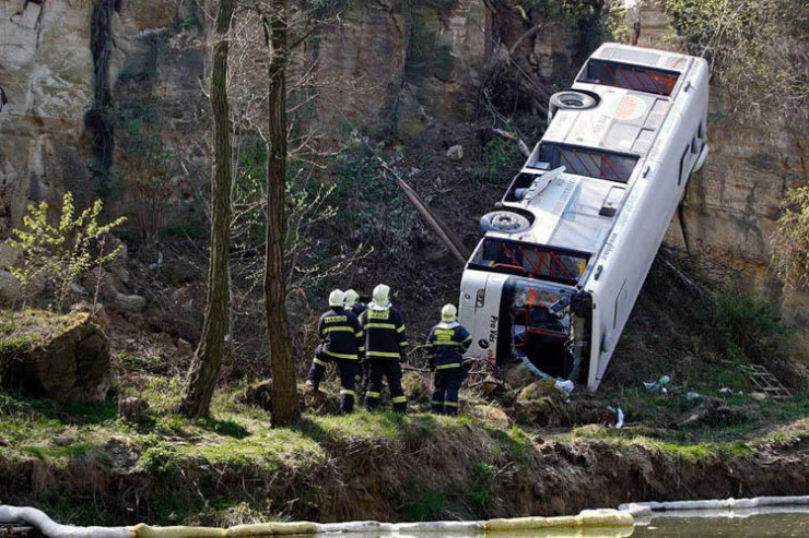 Avtobus 300 metrlik uçurunmdan aşdı, onlarla insan öldü