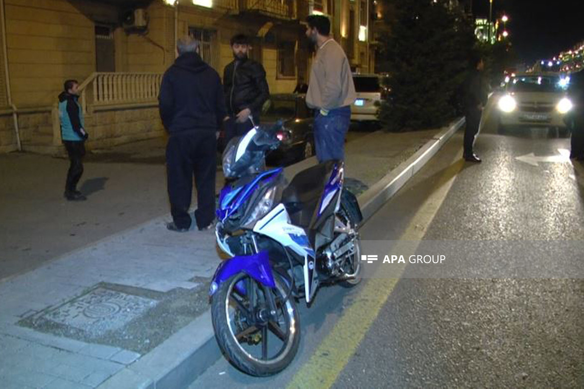Bakıda piyadanı vuran motosiklet sürücüsü xəsarət aldı-FOTO 