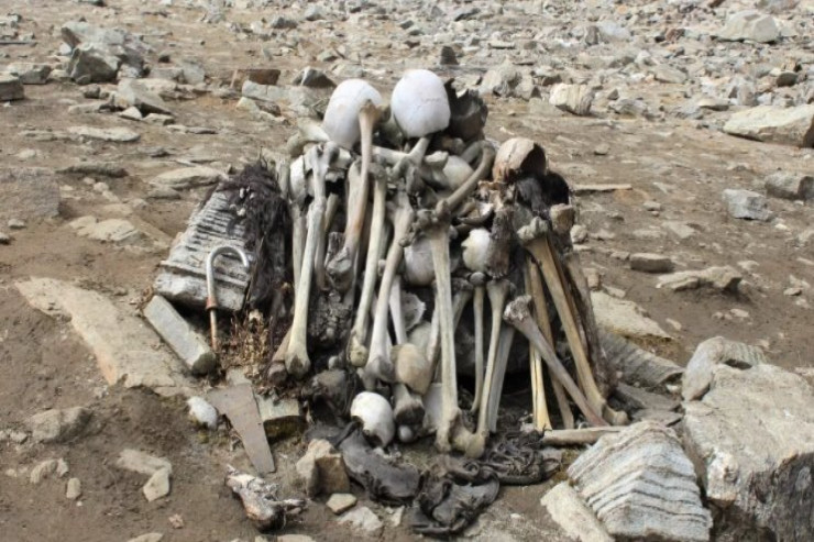 Turistlər dağda insan skeletləri ilə dolu göl tapdılar-FOTO 