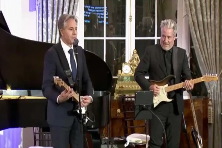 ABŞ-ın dövlət katibi  gitara çalıb,   mahnı oxudu -  VİDEO 