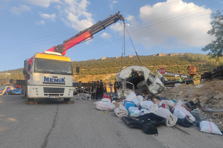 Yük və minik maşınları TOQQUŞDU:  beş nəfər öldü 