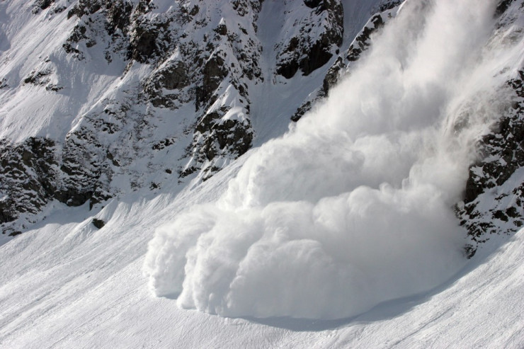 Bir qrup alpinist qar uçqunu altında qaldı