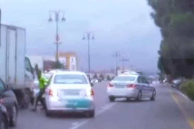 Bakıda DƏHŞƏTLİ ANLAR:  sürücü polisi sürüdü - VİDEO 