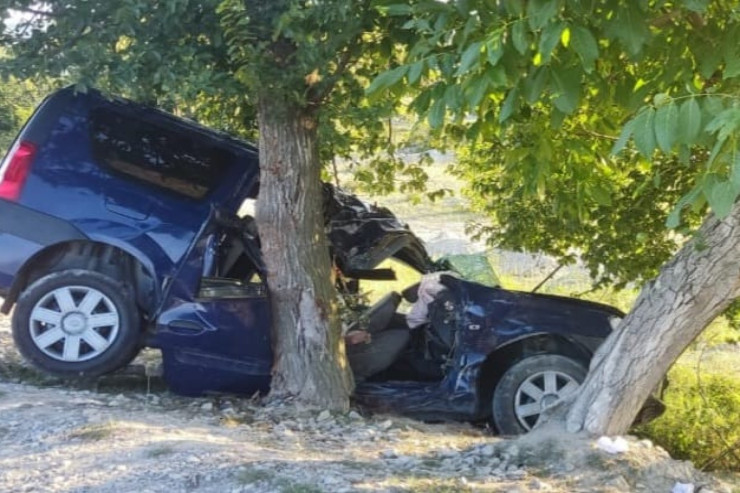 Qubada maşın ağaca çırpıldı, ölən və yaralananlar var 