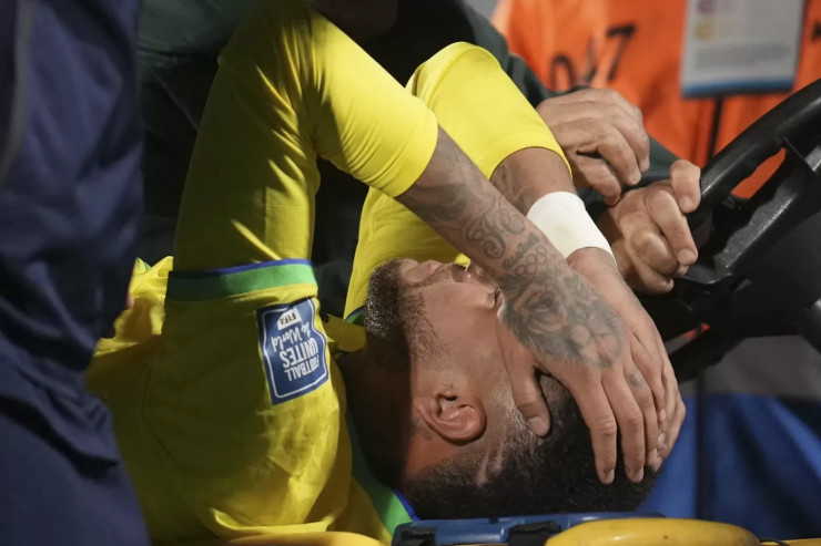 Neymar Uruqvayla oyunda zədələndi: Meydanı  ağlayaraq   tərk etdi