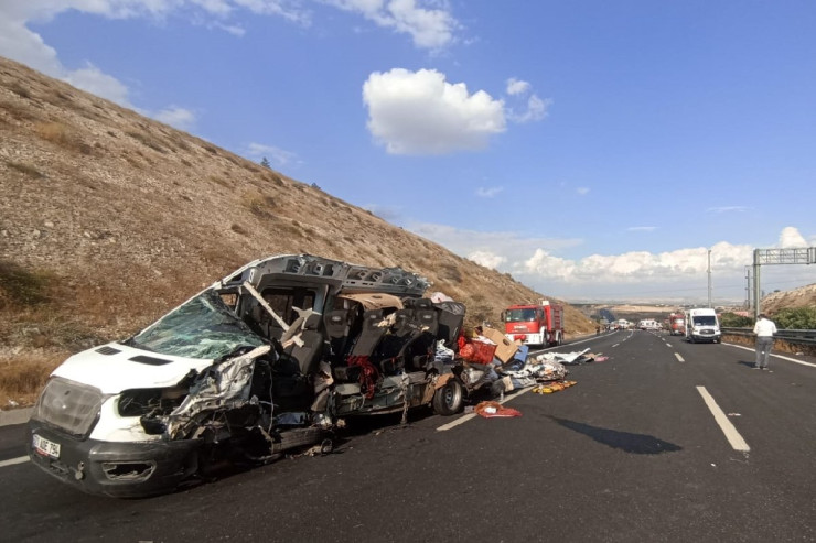 Avtobus yük maşını ilə toqquşdu, 5 nəfər öldü 