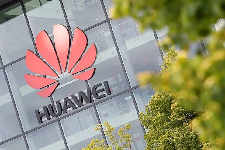 “Huawei” yeni ucuz və qatlanan telefon  buraxacaq