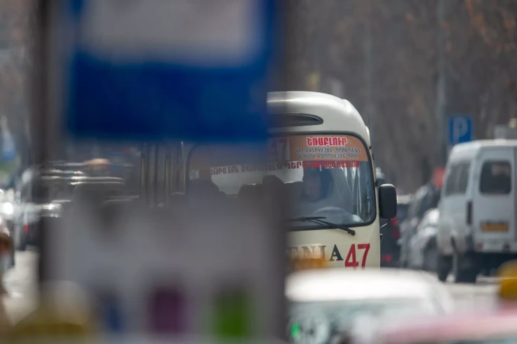 Ermənistanda silahlılar sərnişin avtobusuna hücum etdi 